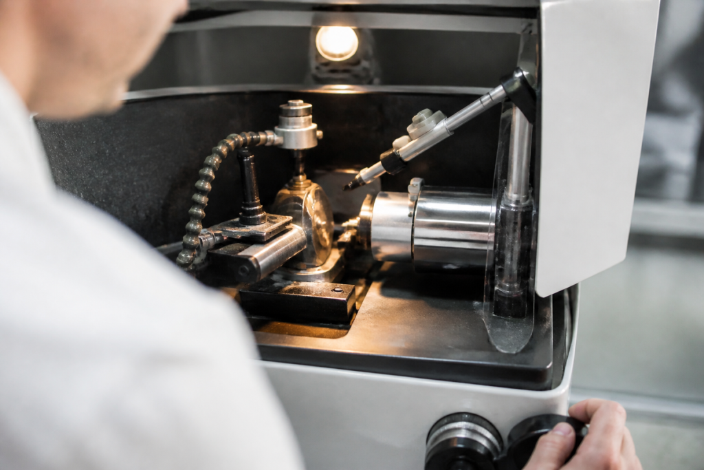 Machine de precision decoupant lentille avec calcul numerique personnalise