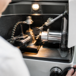 Machine de precision decoupant lentille avec calcul numerique personnalise