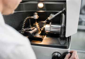 Machine de precision decoupant lentille avec calcul numerique personnalise