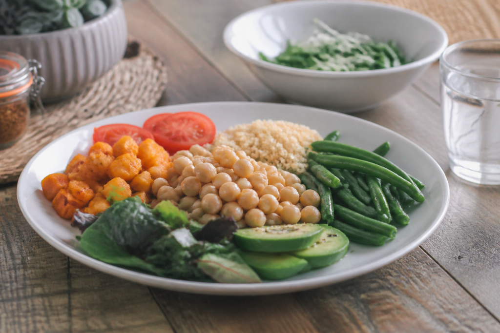 Legumes frais et assiette equilibree sur table